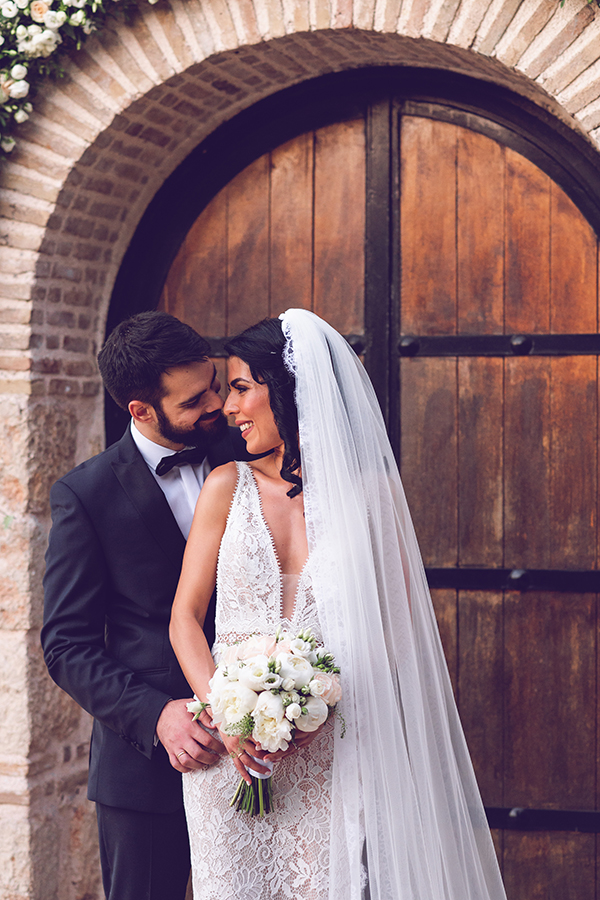 lovely-summer-wedding-wine-museum-athens-romantic-florals-soft-tones_02