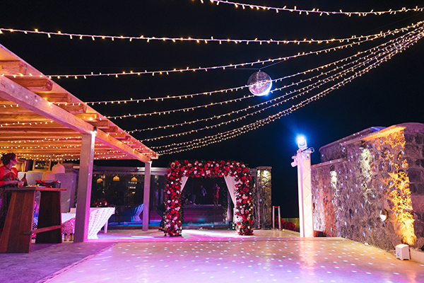 luxurious-red-white-wedding-santorini-stunning-florals_15