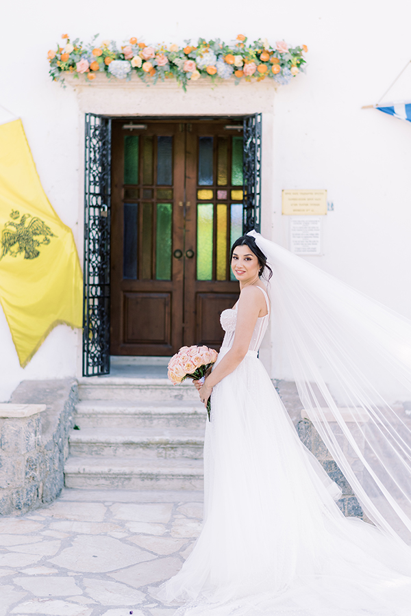 romantic-chic-wedding-corfu-peach-light-blue-blooms_02x