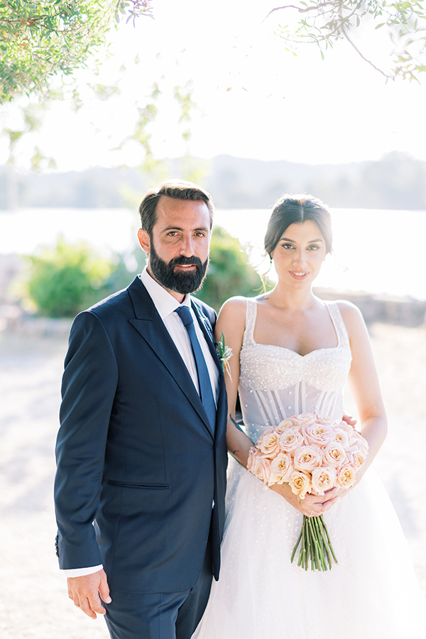 romantic-chic-wedding-corfu-peach-light-blue-blooms_04x