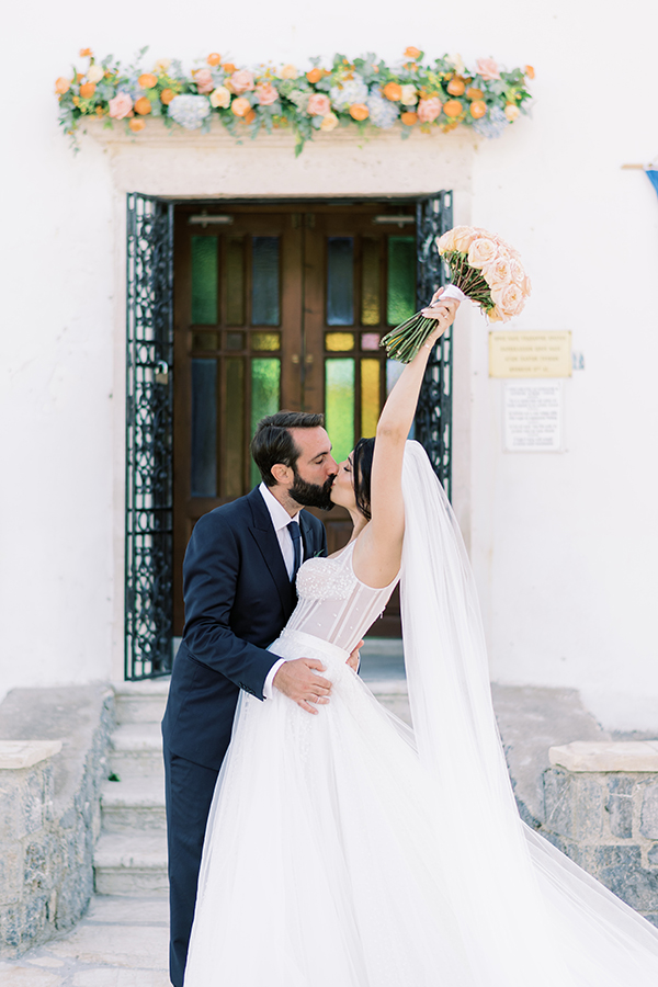 romantic-chic-wedding-corfu-peach-light-blue-blooms_23
