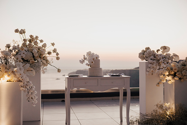 destination-wedding-santorini-romantic-white-florals_37