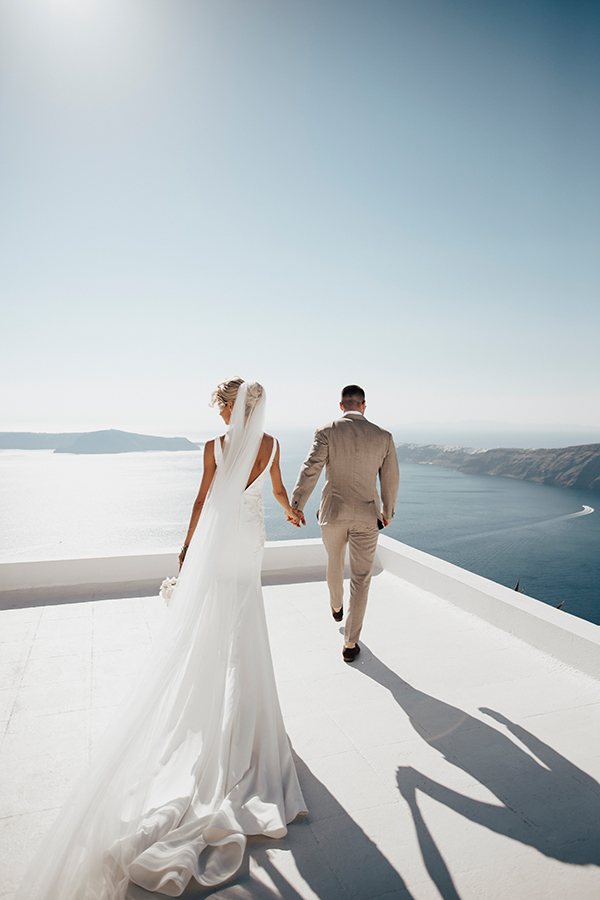 destination-wedding-santorini-romantic-white-florals_41