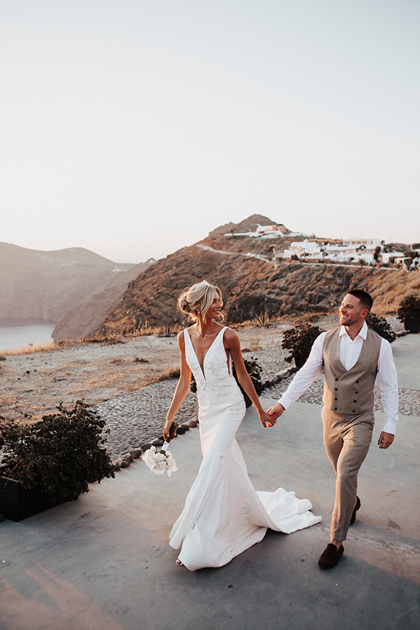 destination-wedding-santorini-romantic-white-florals_43