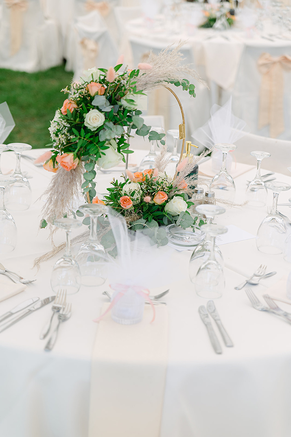 pretty-fall-wedding-sparta-peach-and-white-hues_51