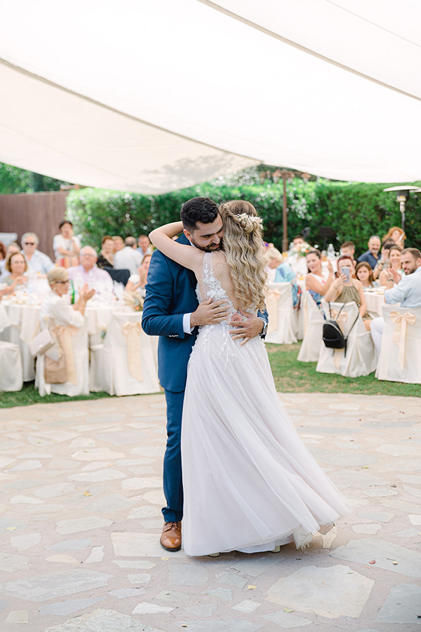 pretty-fall-wedding-sparta-peach-and-white-hues_58