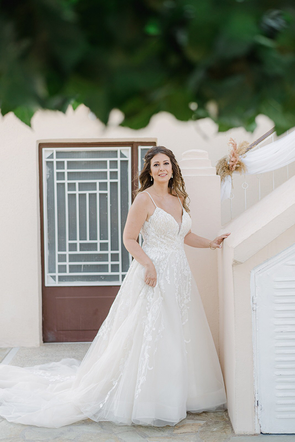 romantic-summer-wedding-greece-fresh-dried-flowers_10x
