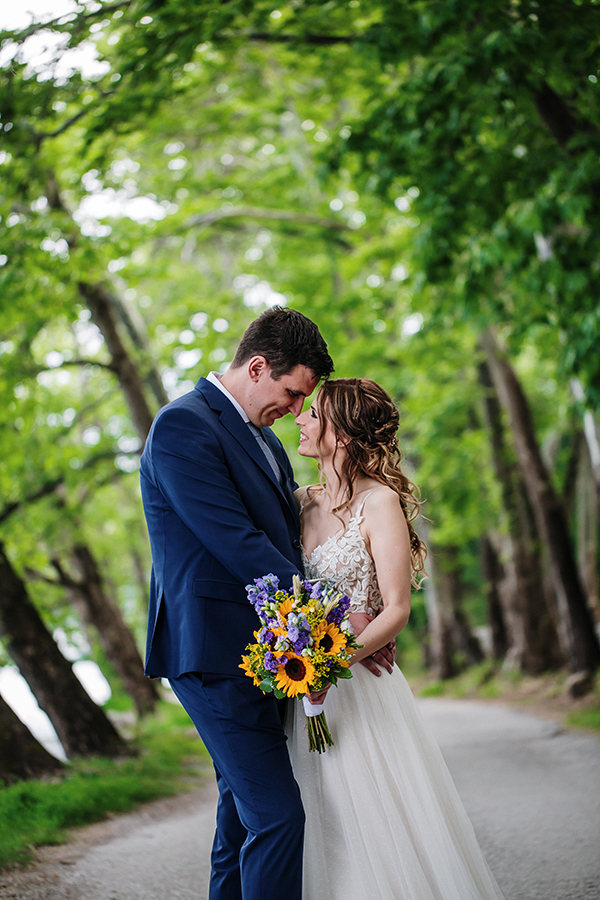 romantic-summer-wedding-sunflowers-kastoria_01