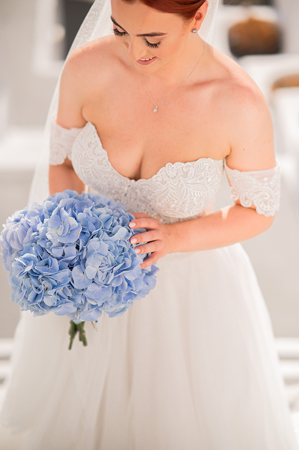 stunning-summer-wedding-santorini-blue-hydrangeas_08