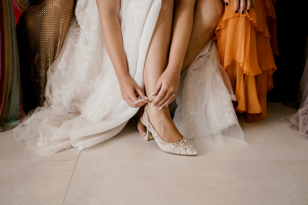 romantic-chic-summer-wedding-crete-white-pink-roses_05x