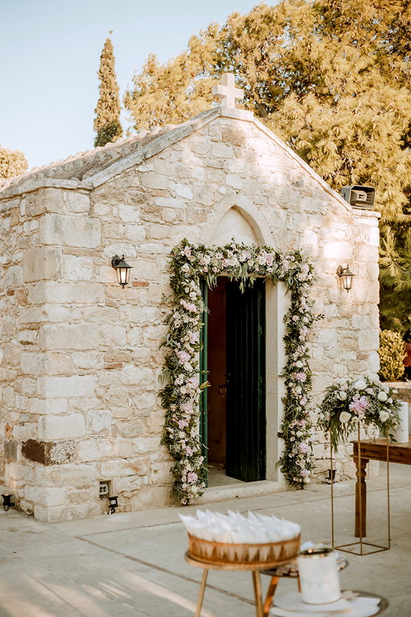 romantic-chic-summer-wedding-crete-white-pink-roses_09