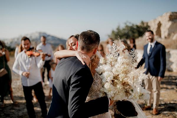 bohemian-summer-wedding-santorini-romantic-details_11