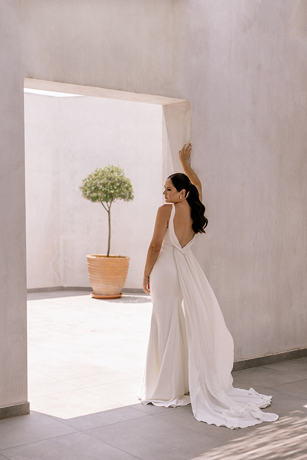 romantic-destination-summer-wedding-crete-white-florals_06