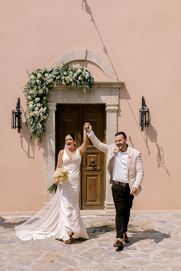 romantic-destination-summer-wedding-crete-white-florals_12
