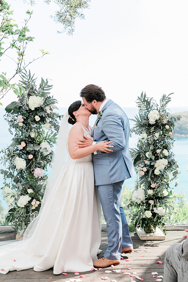 summer-destination-wedding-parga-white-flowers_16