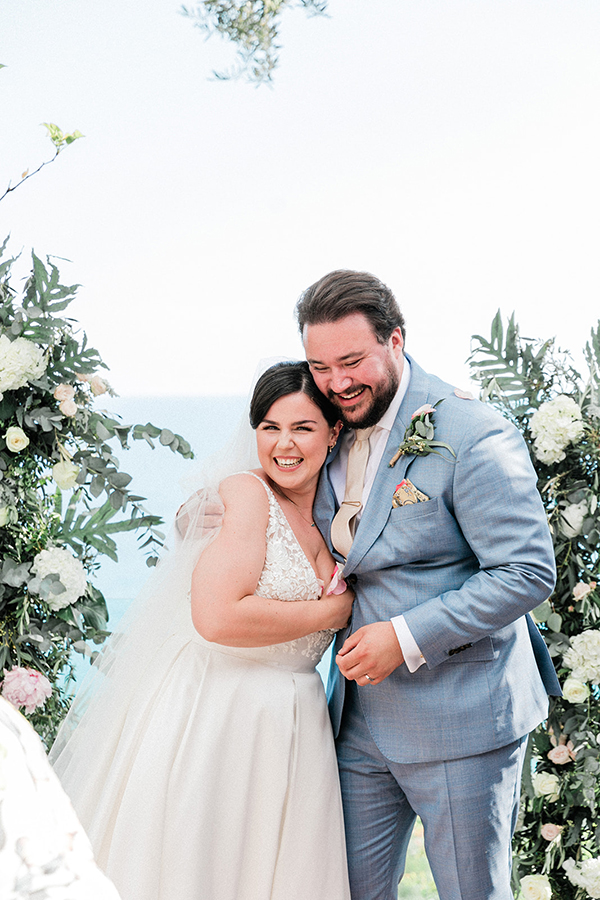 summer-destination-wedding-parga-white-flowers_17