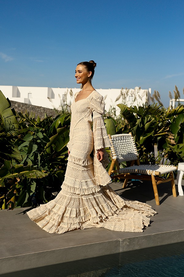 gorgeous-styled-shoot-santorini-lush-florals_05