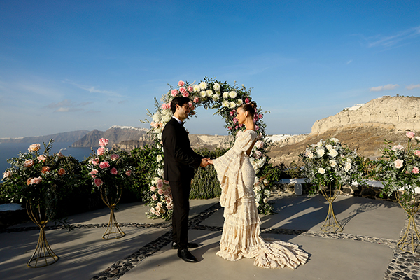 gorgeous-styled-shoot-santorini-lush-florals_13