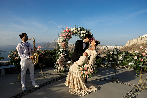 gorgeous-styled-shoot-santorini-lush-florals_14