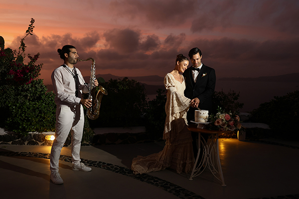 gorgeous-styled-shoot-santorini-lush-florals_27