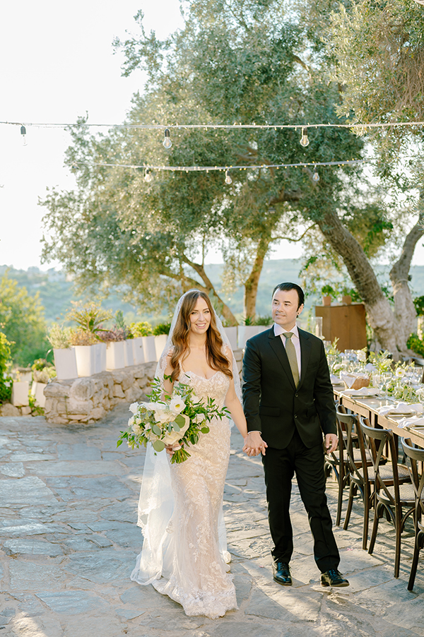 rustic-chic-wedding-crete-white-florals_02