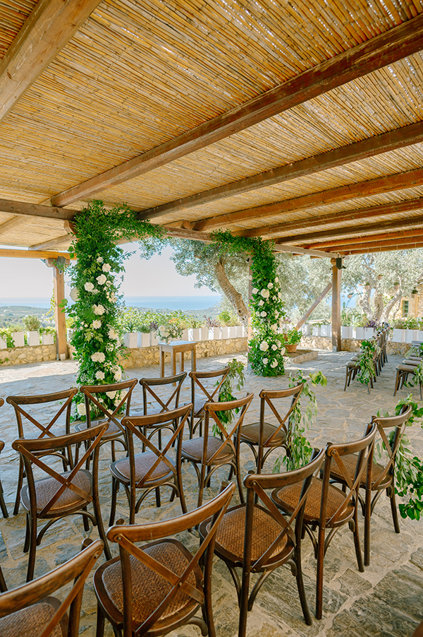 rustic-chic-wedding-crete-white-florals_16