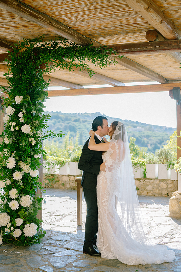rustic-chic-wedding-crete-white-florals_23