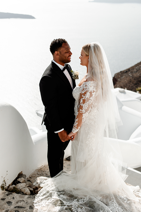 timeless-wedding-santorini-with-lush-flowers_03