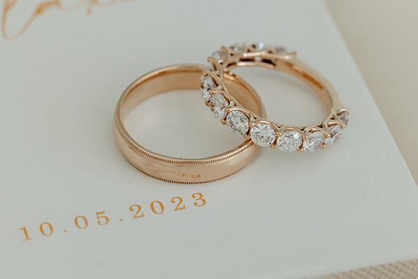 timeless-wedding-santorini-with-lush-flowers_06