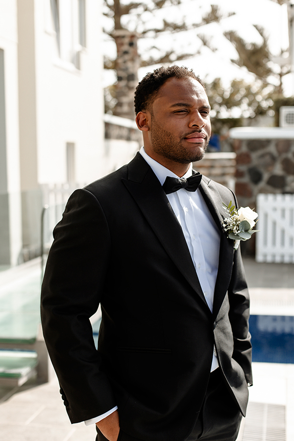 timeless-wedding-santorini-with-lush-flowers_08