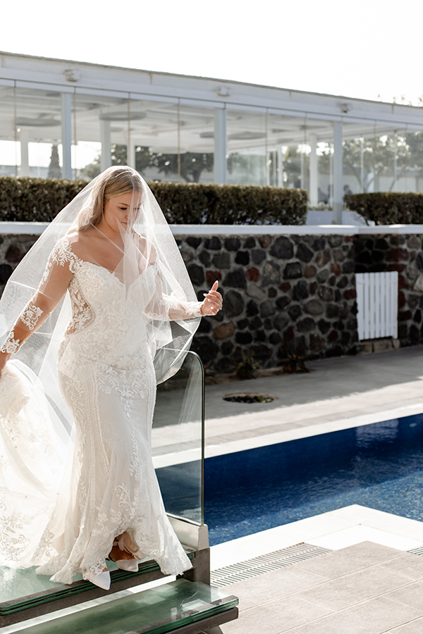 timeless-wedding-santorini-with-lush-flowers_09