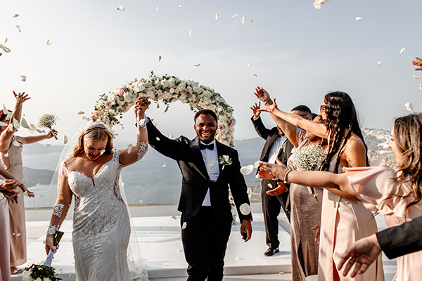 timeless-wedding-santorini-with-lush-flowers_24