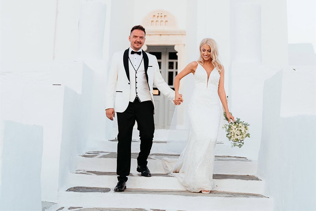 A chic summer wedding at the breathtaking Lazarou Beach in Sifnos  | Kiki & Alexis