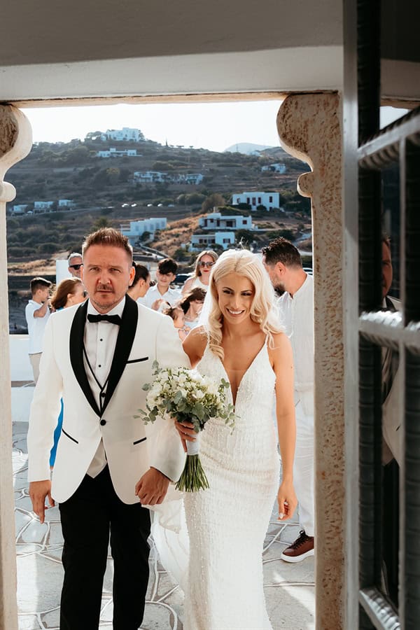 chic summer wedding breathtaking lazarou beach sifnos_21