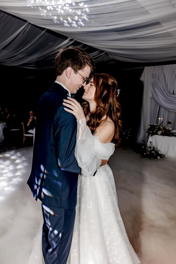 Spring Wedding Columbia Beach Resort Romantic White Terracotta Flowers