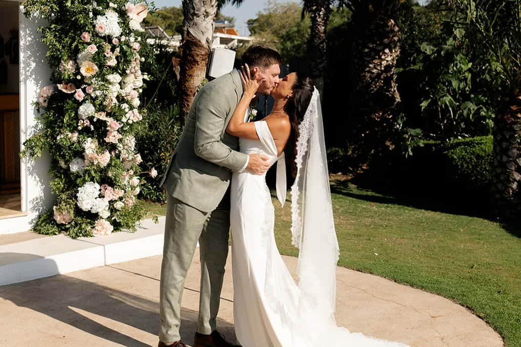 Alfresco seaside wedding blending natural beauty with modern sophistication | Harriet & Simon