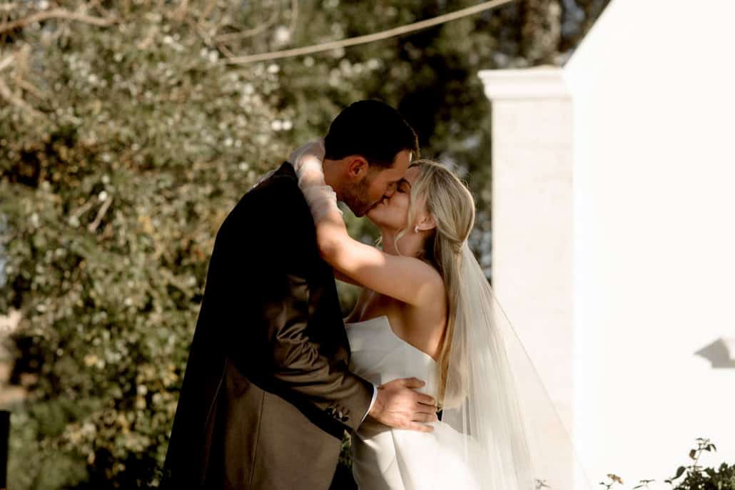 A refined wedding with neutral florals and serene mountain views | Danielle & Jordan