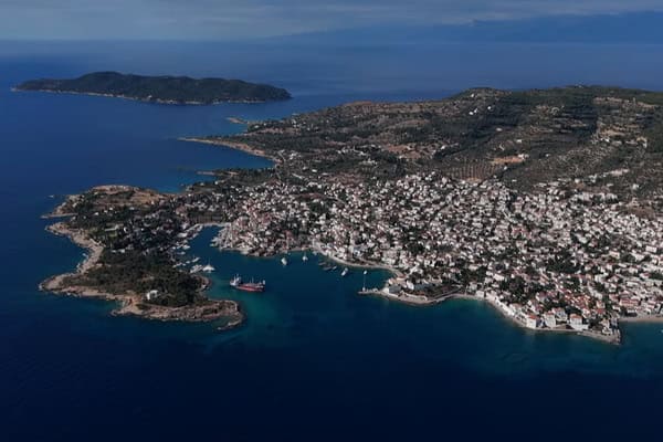 Romantic seaside wedding on the gorgeous island of Spetses | Eva & Alexis