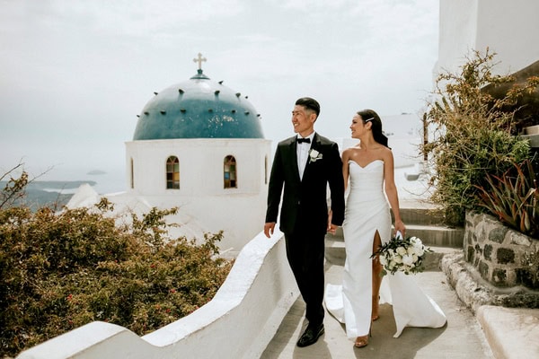 Spring destination wedding in Santorini with white roses and chic details | Paola & Brian