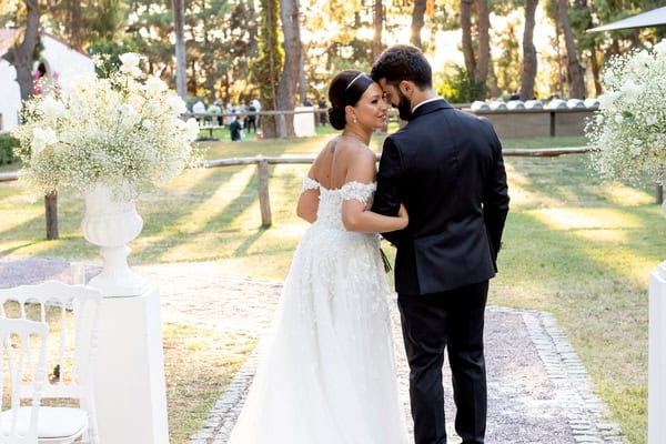 Elegant wedding at Deda estate with white roses and chic details | Diana & Fotis