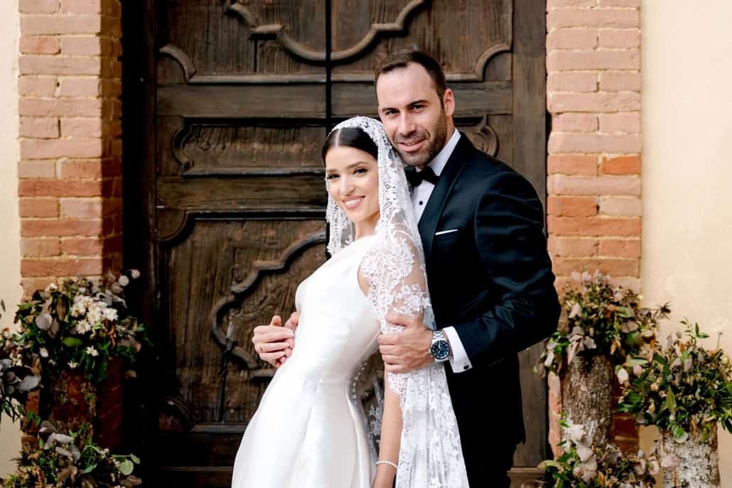 Elegant wedding with all white blooms and a dreamy next day session in Tuscany | Sofia & Andreas