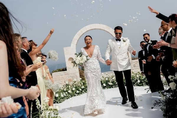 Modern luxe wedding in Crete with gold and black details | Claudia & Jez