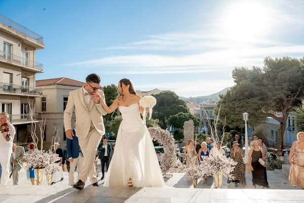 Summer Chic Wedding In Syros With Stylish Details