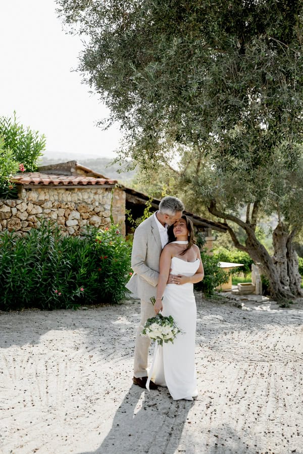 Crete Wedding White Blooms Heartwarming Ambience