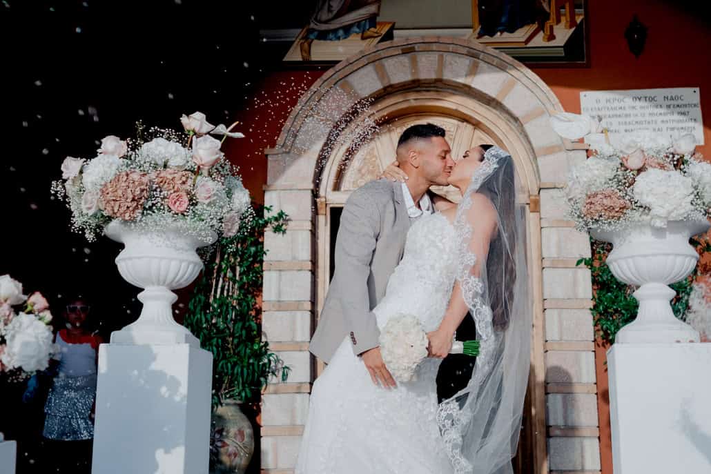 Romantic summer wedding with white and dusty pink accents | Sofia & Bob