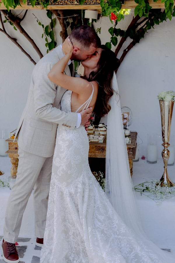 Summer Wedding Lythos White Blooms