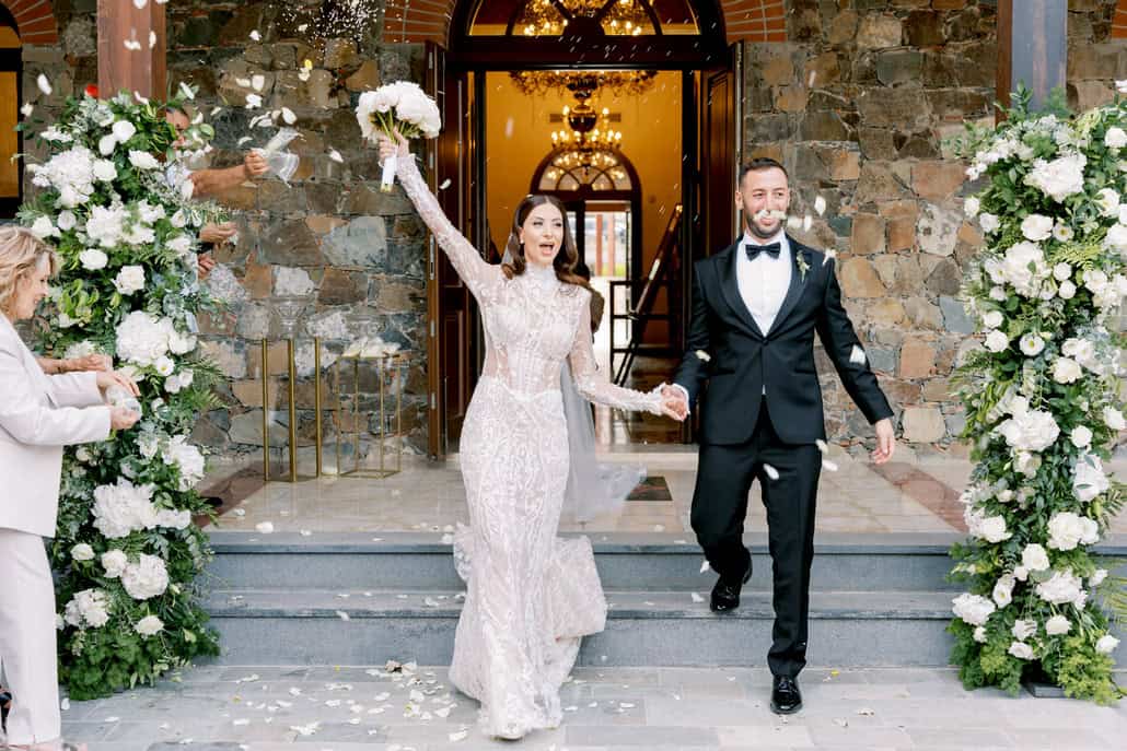 Summer wedding with a white palette and elegant details | Pany & Antonis