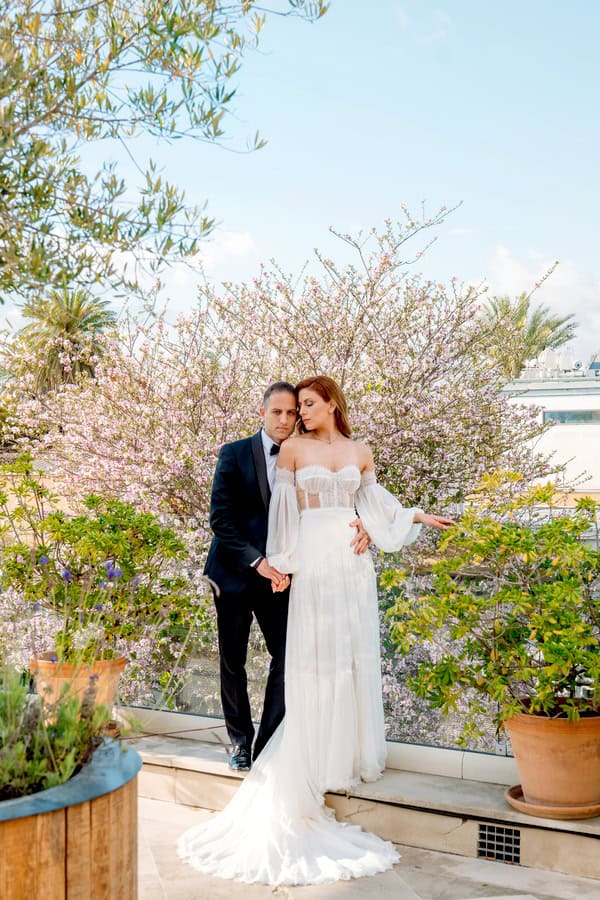 Winter Wedding Beautiful Blooms Red Hues