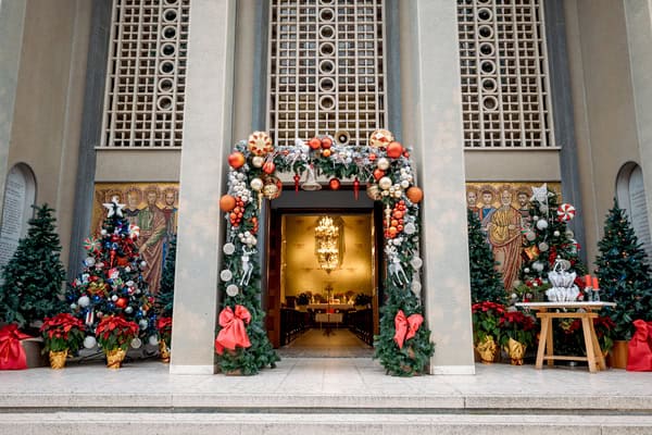 Winter Wedding Beautiful Blooms Red Hues