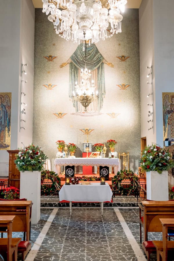 Winter Wedding Beautiful Blooms Red Hues